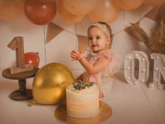 niño-tarta-bebes-cumpleaños-un-año-fotografia-fotografo-toledo-sesion-smash-cake